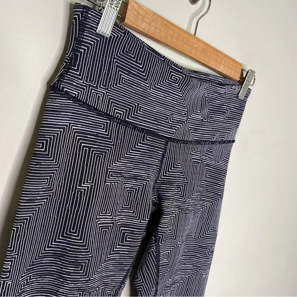Lululemon Black White Jacquard Maze Wunder Under Crop II Leggings Size 4 - Picture 4 of 12